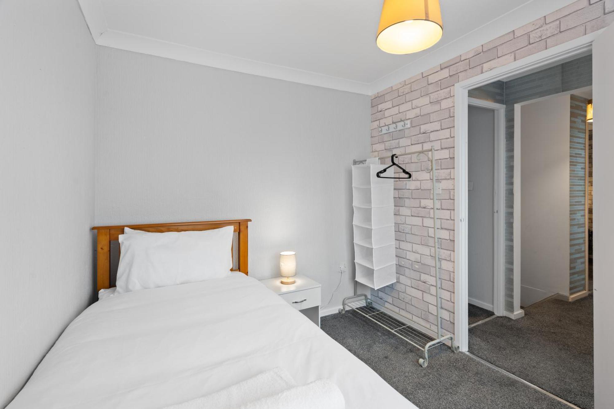 A Charming 3 Bed Next To Nec And Birmingham International Airport Apartment *